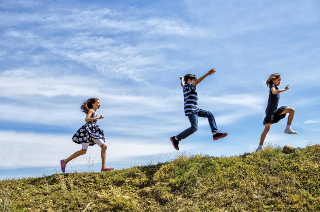 kids-running-on-hilltop